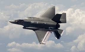 Avionul de lupta constituie piesa cea mai importanta a acestui plan, o achizitie cu un credit si un offset pe masura putand ajuta economia romaneasca si altor firme romanesti, alaturi de cele israeliene. Avioane De LuptÄ Americane F 35 Trimise In Estonia UrmeazÄ Si Romania Epoch Times Romania