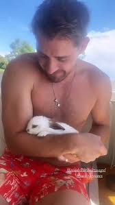 Australian actor hugh sheridan has opened up about his sexuality after years of keeping his photo: Hugh Sheridan Beams As He Introduces A New Family Member To His Fans Daily Mail Online