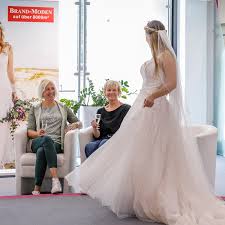 Unsere mission ist es dir während der hochzeitsvorbereitung zur seite zu. Brand Moden Deutschlands Grosstes Braut Und Festmodengeschaft