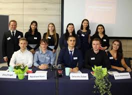 Eine starke bank für eine starke region. Roman Container 16 Des Deutsch Leistungskurses Igs Worth Im Buchhandel Vr Bank Sudpfalz Uberreicht 500 Euro Pfalz Express