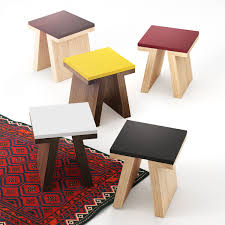 Zestaw Mebli Inspirowany Kultura Japonska Solidne Nogi Nawiazujace Swym Ksztaltem Do Charakterystycznych Taburetes De Madera Muebles De Pales Sillas De Madera