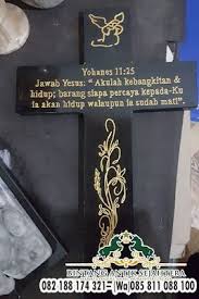 Hal ini dilakukan karena memang batu marmer memiliki karakteristik tersendiri yang cocok digunakan sebagai bahan untuk membuat batu nisan. Jual Nisan Marmer Jual Nisan Model Salib Jual Nisan Salib Marme Salib Kristen Batu