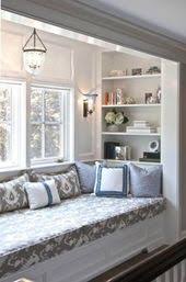 Banca Cu Saltea Si Perne Decorative Construita Langa Fereastra Remodel Bedroom Home House Interior
