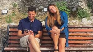 Μπορείς να το συνδυάσεις με sneakers και σανδάλια, με ψηλοτάκουνα πέδιλα ή πλατφόρμες, ανάλογα με το στιλ και τη διάθεση σου. Danah Mparka Apostolos Roybas Einai Axwristoi Celebrities Eidhseis