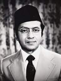 Lebih mengejutkan, ayah tun m merupakan pengetua pertama di kolej sultan abdul hamid, di kedah. Yab Tun Dr Mahathir Saya Sayang Tun Dr Mahathir Mohamad Facebook