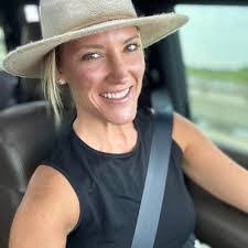 Melissa West's Instagram, Twitter & Facebook