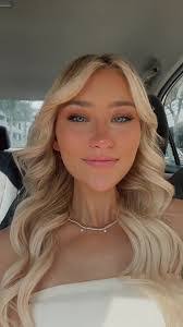 Ariel Estes's Instagram, Twitter & Facebook