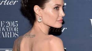 Here is a list of 9 best angelina jolie tattoos that makes a wonderful look. Angelina Jolie Das Bedeuten Ihre Tattoos