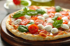 Pizza Au Fromage Bocconcini Tomate Et Roquette Recipe In 2020 Authentic Recipes Caprese Pizza Food