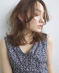 前髪なし が大人っぽさのカギ 美人スタイルカタログ hair ミディアムロングのヘアスタイル 美しい赤い髪 ブロンド ロングヘア