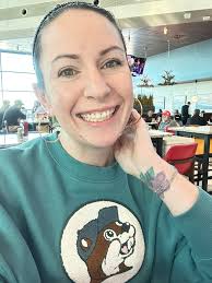 Rocking my Buc-ees sweatshirt! 🦫 Next Stop ➡️ So Cal for some coaching  workshops this weekend! 🌴 🎳 ✈️ What are your weekend plans?