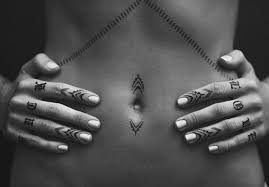 Rihanna added the final piece to her hand tattoo in october 2013, incorporating both the maori tribal design near her thumb and the chevron lines. We Are Loving Rihanna S New Flash Tattoo Line Beauty