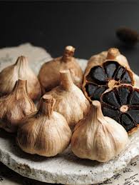 Les Nombreuses Vertus De L Ail Noir Pour La Sante Ail Noir Fruits Et Legumes Ail