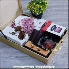 شماغ فلينتو او المقدم او سبس مان مع عطر و قلم و كبك و محفظه جلد gifts wrapped gift camera bag