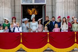 Dvojice ve středu večer rozpoutala bouři na britské mediální scéně, když oznámila, že už nechce vystupovat jako přední členové královské rodiny, že plánuje dělit svůj čas mezi británii a severní. Kralovska Rodina 10 Nejdulezitejsich Udalosti Od Roku 2011