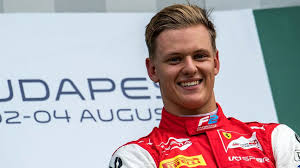 Mick schumacher has posted this and other pictures, allegedly showing him, his sister and michael, many times til mick schumacher started karting at 9 months of age under his father's tutelage. Uberraschung Corinna Nimmt Auszeichnung Fur Schumi Entgegen Promiflash De