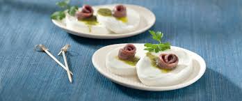 I filetti sono conservati con cura in olio di oliva di origine italiana, dando vita ad una vera specialità da buongustai. Medaglioni Di Mozzarella E Filetti Di Acciuga Magazine