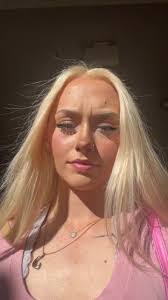 Holly Loomis's Instagram, Twitter & Facebook