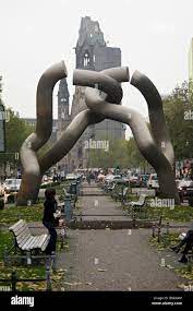 Skulptur "Berlin" von Brigitte und Martin Matschinsky-Denninghoff in  Tauentzienstraße. Charlottenburg, Berlin. Deutschland Stockfotografie -  Alamy