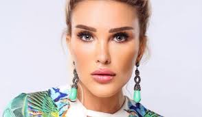 Anne ve babası seren 4 yaşında iken ayrılmış ve nişantaşında annesinin yanında yetişmiştir. Seren Serengil In Bekaretimi Anneme Inat Olsun Diye Verdim Itirafi Yeniden Gundem Oldu