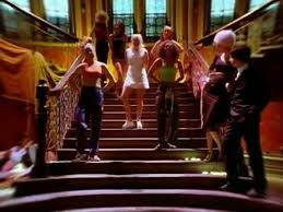 Étant le premier single des spice girls, wannabe a été crédité comme celui qui a catapulter le groupe à la célébrité mondiale 6, déclenchant alors la « spice mania », un véritable phénomène de société mondial, équivalent à. Spice Girls Wannabe Video Dailymotion