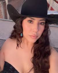 Analy Suarez's Instagram, Twitter & Facebook