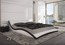 Qualitativ hochwertige betten aus echtem leder garantieren luxus und besten schlafkomfort. Designer Leder Bett Polsterbett Neapel Schwarz Oder Weiss Geschwungenes Wellenformiges Lederbett Wellendesign Gunstig Kaufen Bei I S Markus Wolf