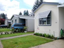 10 Beautiful Landscaping Ideas For Mobile Homes Mobile Home Living Mobile Home Repair Mobile Home Makeovers