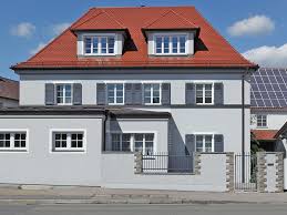 Finden sie immobilienangebote für häuser zum kauf und profitieren sie von einer großen auswahl. Klappladen Modell Rom In Einem Kraftigen Grauton Fuhren An Einem Objekt In Wertingen Den Architekturstil Naht Fassade Haus Haus Fensterladen Fassadengestaltung