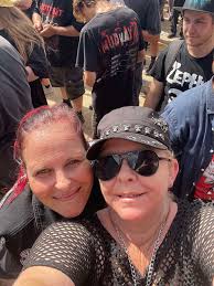 Which shirt has the bands