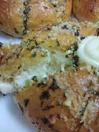 Saya cuma menggunakan roti putih biasa sebab paling senang nak jumpa. Buat Sendiri Korean Cream Cheese Garlic Bread Sedap Semerbak Bau Satu Rumah Mingguan Wanita