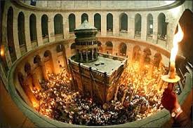 Victoria clark, corespondenta pentru românia a publicaţiei britanice the observer în anii '90, a scris o carte dedicată miracolului de la ierusalim, intitulată holy fire: SÄƒrbÄƒtoarea Pastelui Ortodox Sfanta LuminÄƒ Va Fi AdusÄƒ SambÄƒtÄƒ De La Ierusalim Romania24 Ro
