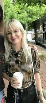 Until paramore's williams showed us the light. Pinterest Fashionista1152 Hayley Williams Blonde Hayley Williams Haircut Hayley Williams