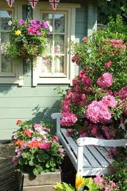 Gartenbank Als Pflanztisch Verwenden Blumentopfe Blumenkasten Arrangieren Garten Cottage Garten Pflanzen