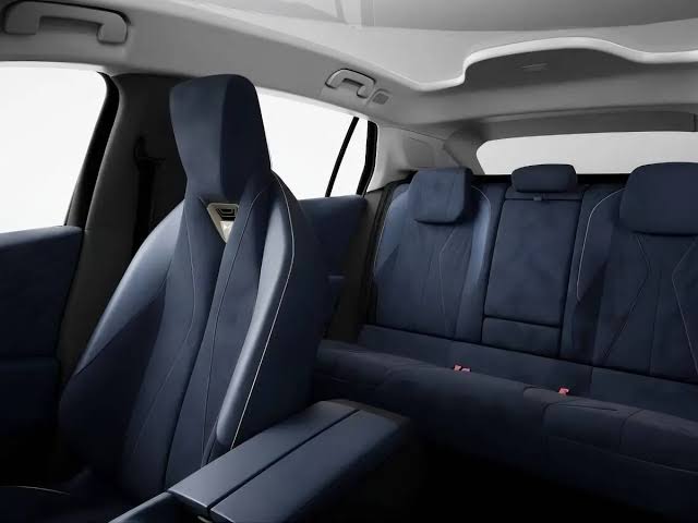 Il lusso sostenibile incontra il savoir-faire: la nuova DS N°7 sceglie  l'Alcantara Blu Eterno