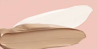 Trage die sonnencreme 15 bis 30 minuten vor dem sonnenbaden auf. Mussen Sie Die Sonnencreme Unter Oder Uber Ihrer Kosmetik Auftragen Dr Jetske Ultee