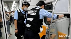 영화 '보안관' 1차 예고편…오지랖으로 무장한 '보안관'이 온다 (이성민, 조진웅, 김성균, the sheriff in 이성민과 조진웅, 김성균의 동반출연으로 화제를 모은 로컬수사극 '보안관'이 5월 개봉을 확정하고, 1차. ë°˜ë‚˜ì ˆì‹œë¦¬ì¦ˆ í•´ë³´ë‹ˆ ì‹œë¦¬ì¦ˆ 42 ì·¨ê°ë¶€í„° ëª°ì¹´ê¹Œì§€ ì§€í•˜ì²  ë³´ì•ˆê´€ê³¼ í•¨ê»˜í•œ 20072ê±¸ìŒ Ytn