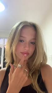 Kris Mauro's Instagram, Twitter & Facebook