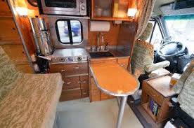 Compacte Mercedes Sprinter Van Bestelwagen Naar Low Profile Camper Toerbus Wonen In Een Camper Roadtrip 101 Alles Ver Camper Camperbusje Camper Interieur
