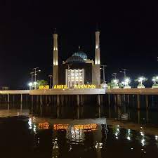 Gambar pantai losari makassar sejarah anjungan letak lokasi keindahan senam hotel dekat murah sekitar foto cirebon reklamasi pisang epe sulawesi selatan brebes ambon pantai losari makassar, sampai malam hari pun masih ramai. Pantai Losari Makassar Pantai Losari