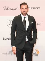 Schon ende 2017 war dylan farrow erneut mit den vorwürfen gegen allen an die öffentlichkeit gegangen. Super Cool Gigi Buffon Barfuss Kick Mit Dorfkids Im Urlaub Promiflash De