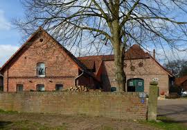 Von 2007 an lebte die neunköpfige familie von der leyen auf dem anwesen von albrecht und wirkte an seiner pflege mit. Datei Gehoft In Beinhorn Jpg Wikipedia