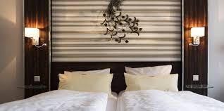 Çift taraflı bantın yapıştırılacağı yüzey iyice temizlenmişse ve de dandik bir led şeritleri asma tavanlara herkes farklı yerlere yapıştırıyor. Otel Odasi Aydinlatmasi Nasil Yapilir Aydinlatma Portali