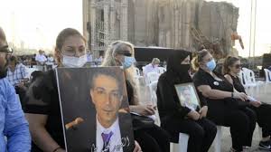 مر عام على انفجار مرفأ بيروت الذي غير وجه المدينة، وحصد أكثر من 200 قتيل وآلاف المصابين والمصدومين، من دون أن تكشف أسبابه أو يحاسب المسؤولون عنه، خصوصاً بسبب عراقيل سياسية تعيق التحقيق. 2pzc0ueg Eoh5m