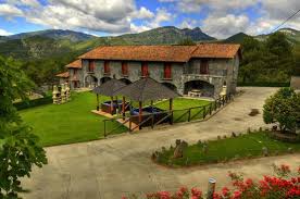 Casas rurales con piscina, chimenea, barbacoa, con caja fuerte, casas rurales que admiten mascotas que tratarán a tu mejor amigo como uno más, o casas rurales de lujo con jacuzzi y románticas sólo para las parejas. El 45 De Las Casas Rurales De Espana Admite Mascotas Turispania