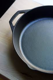 I Seasoned My Cast Iron Pan With Flaxseed Oil And Here S What Happened Cast Iron Pan Cast Iron Cleaning Seasoned Cast Iron Pan