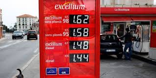 Depuis la page d'accueil du site, les visiteurs peuvent obtenir tous les prix pratiqués dans leur région (chiffres officiels) en sélectionnant le type de carburant (gazole, sp98, e85…) et en entrant un code postal ou un lieu. Mini Krach Sur Le Marche Petrolier L Essence Va Baisser En France