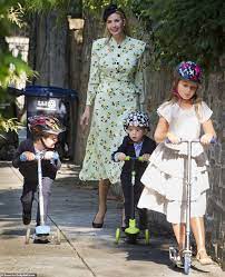 Ivanka Trump Wears A 2 300 Dress To Synagogue With Her Children Synagogue Outfit Ivanka Trump Style Ivanka Trump