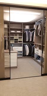 Die Perfekte Ankleide Fur Manner Krawattenauszuge Hosenhalter Hemdenunterteilungen Und Meh Begehbarer Kleiderschrank Kleiderschrank Nach Mass Kleiderschrank