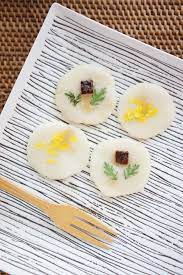 みゆき先生の簡単 おいしい韓国料理レシピ 花煎 ファジョン ソウルナビ 白玉粉 1 2カップ お湯 適量 ごま油 大さじ1 2 なつめ 適宜 菊の花 適宜 春菊 料理 レシピ レシピ 韓国料理